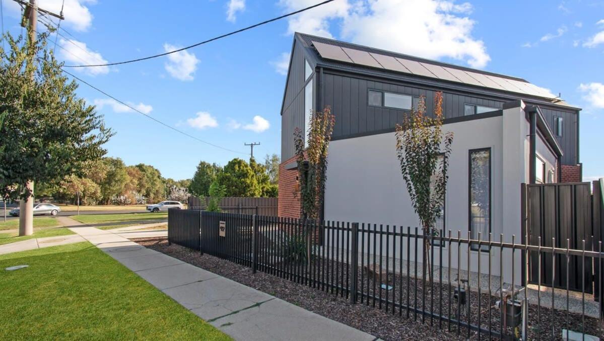 Urban Barn - Stylish, Family Friendly Villa Wagga Wagga Exterior photo